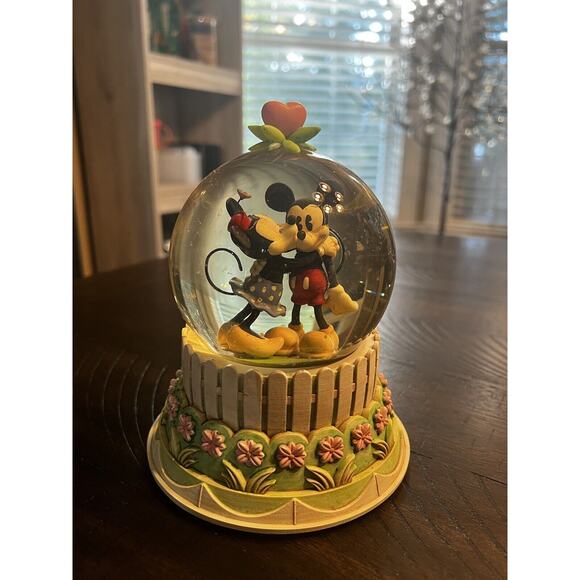 Hallmark Disney A Kiss For Mickey Minnie Wonders Within Collection Snow Globe - Picture 9 of 16